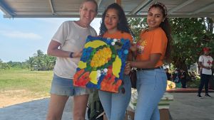 A group photo featuring CEE-Change Fellow Holly Hummel and two members from the Bebe Crecer Sensory Workshop: Reusing plastic waste to make art at the Brazadas For the Ocean event