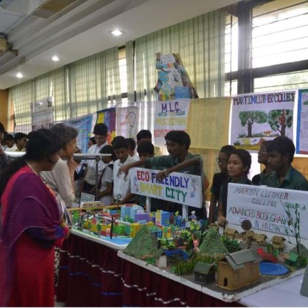 Former United States Ambassador to Bangladesh Ms. Marcia Bernicat visited the environment-related projects of the STEM Innovation Fair. Photo credit: Education & Cultural Society 